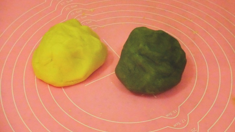 🐰抹茶兔子饼干(可爱美味又简单),其中一份加入抹茶粉继续揉捏,直到抹茶粉分布均匀