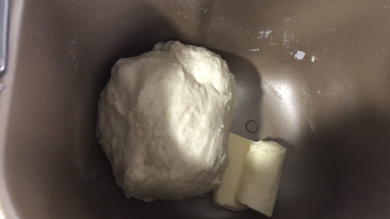 花环汉堡,设置和面程序,时间设定20分钟
揉至扩展阶段加入软化的黄油,继续和面程序20分钟