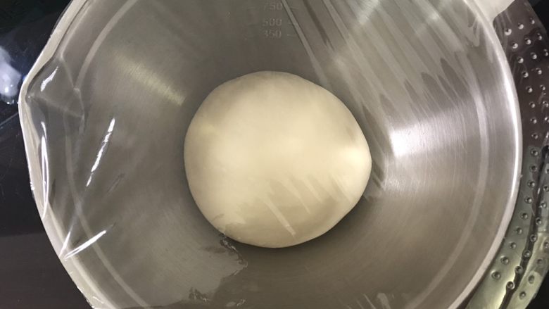 花环汉堡,取出面团,放进干净的容器,盖上保鲜膜发酵至一倍大。我使用的烤箱发酵功能,30度一小时左右