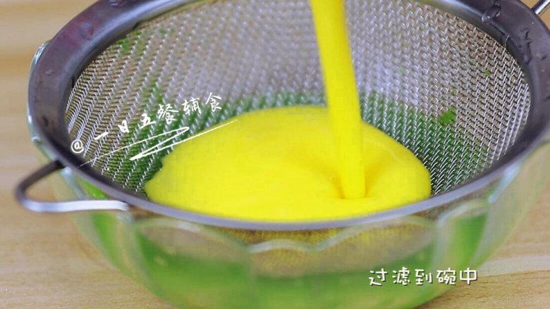 豌豆蛋羹 宝宝辅食,口感Q弹味道好,鸡蛋打散,过滤到碗中。