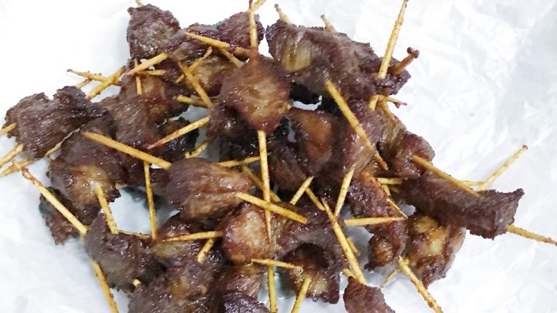  牙签肉,炸好的牙签肉沥干油备用