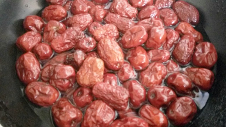 枣介糕,<a style='color:red;display:inline-block;' href='/shicai/ 2470'>红枣</a>洗净,锅里注入适量水,开火煮10分钟左右