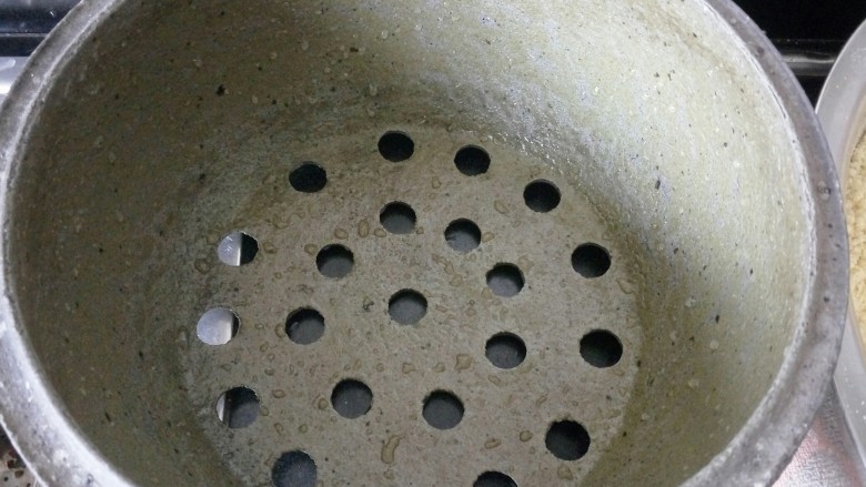 枣介糕,用这样的砂锅蒸锅蒸,又保温透气性又好,蒸出来的味道是非常非常棒的