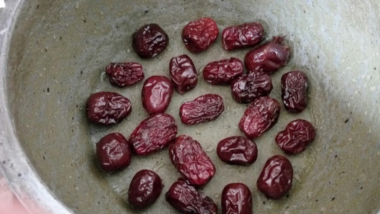 枣介糕,用煮好的枣堵上蒸锅的眼,每个眼都堵上
