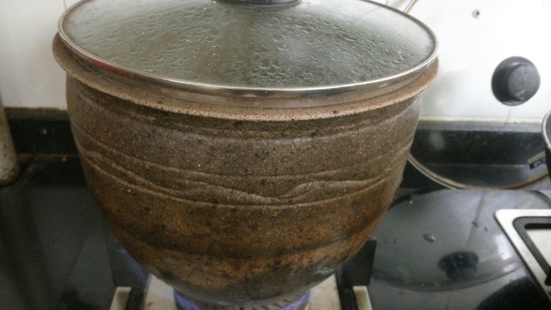 枣介糕,砂锅注水开火,水一定要多,因为蒸的时间较长