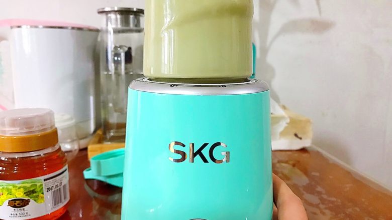 冬喝暖饮夏吃冰~巨好喝的抹茶牛油果香蕉奶昔,倒扣,拧紧,再一分钟!
