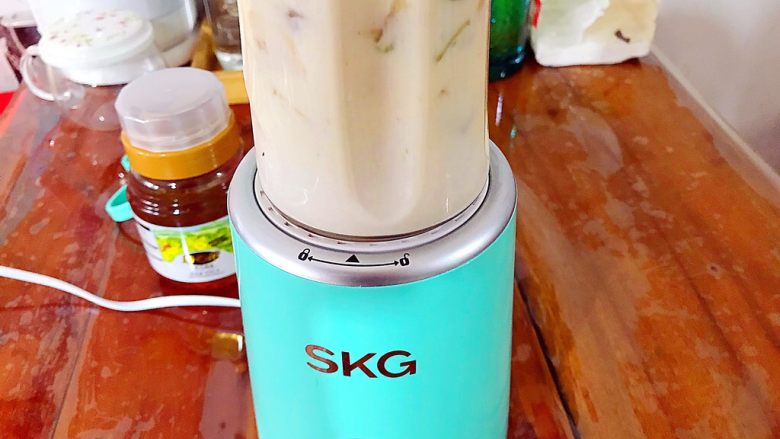 冬喝暖饮夏吃冰~巨好喝的抹茶牛油果香蕉奶昔,倒扣到打汁机上,旋转至严实位置!