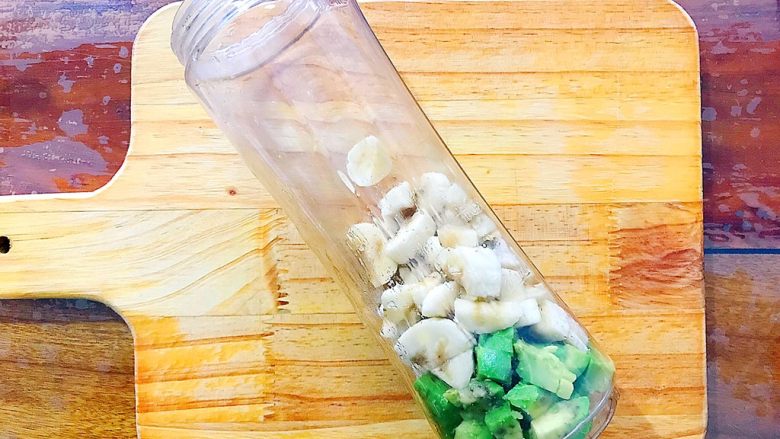 冬喝暖饮夏吃冰~巨好喝的抹茶牛油果香蕉奶昔,将牛油果和香蕉放入料理杯!