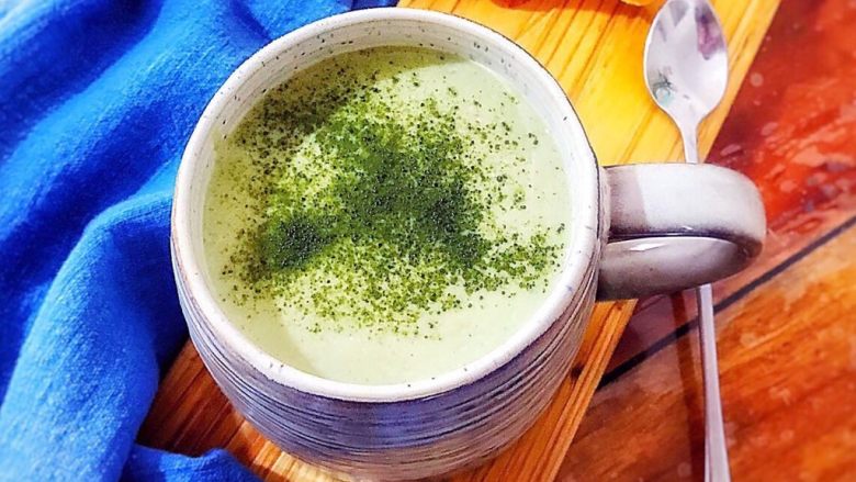 冬喝暖饮夏吃冰~巨好喝的抹茶牛油果香蕉奶昔,倒入你喜欢的杯子,筛上少许抹茶粉,完成!