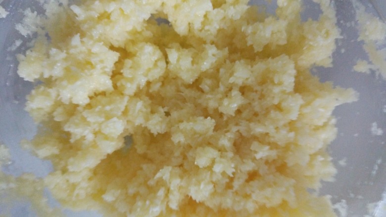 椰蓉土司,最后加入椰蓉混合均匀,然后放入冰箱冷冻几分钟至黄油凝固大约10分钟
