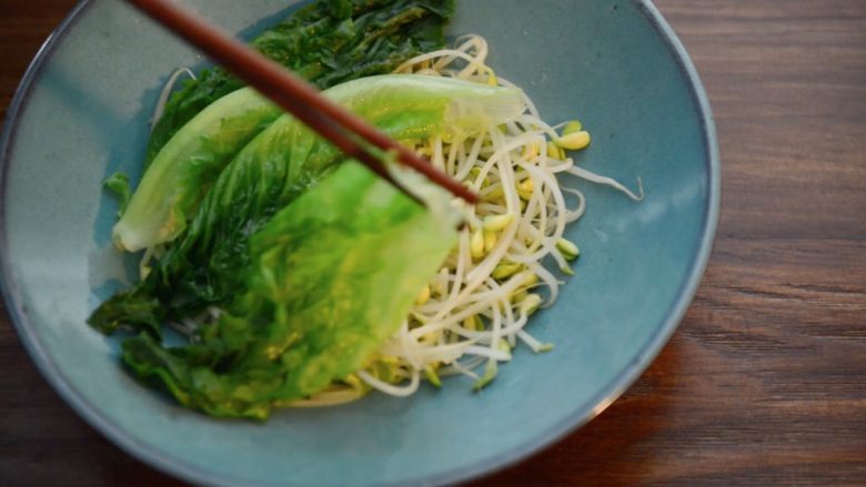 水煮肉片,将豆芽铺在碗底，生菜铺在豆芽上