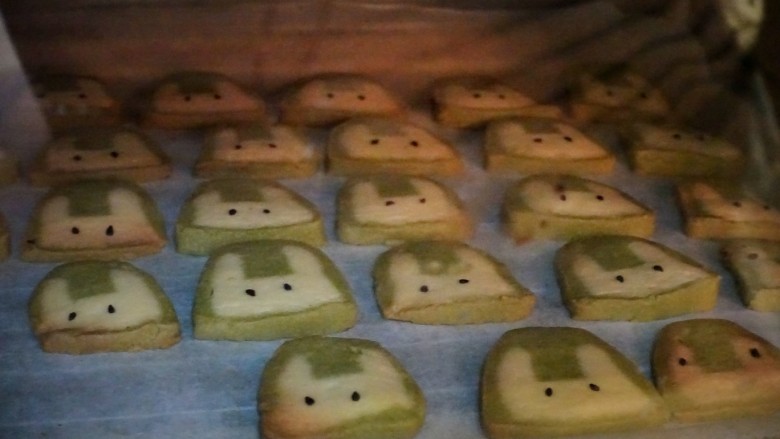 🐰抹茶兔子饼干(可爱美味又简单),烤箱预热180℃10分钟,然后放进饼干烤7分钟,没有锡纸所以有点糊了的样子,不过不影响吃2333
