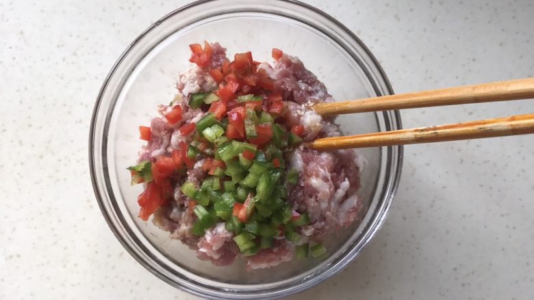 浇汁香芋肉丸子,倒进肉末里一起拌匀备用