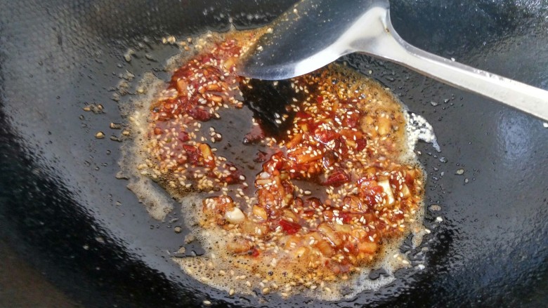 香辣虎皮鹌鹑蛋,放一勺<a style='color:red;display:inline-block;' href='/shicai/ 705'>豆瓣酱</a>,翻炒。