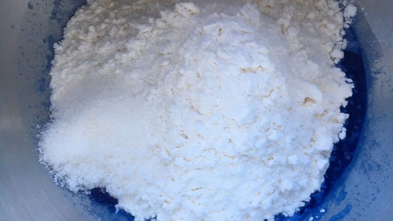 蓝天白云馒头,蓝色面团:牛奶先化开酵母,接着放蝶豆花汁液和其他材料揉面