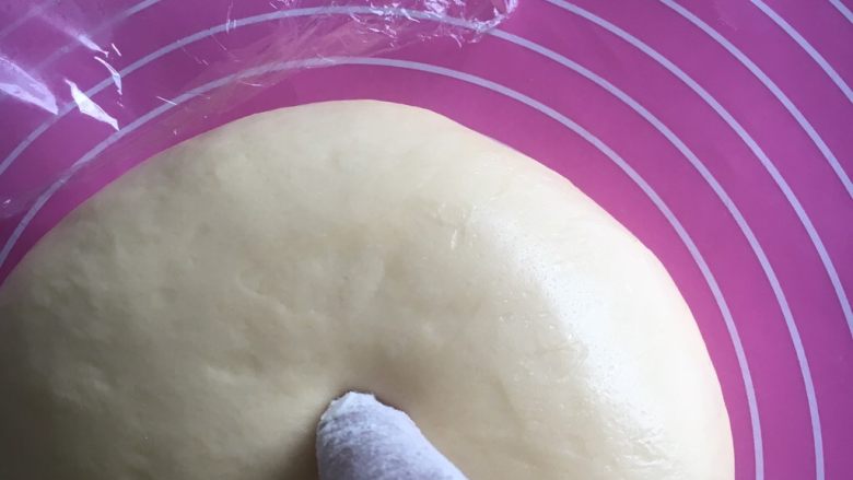 #家有烤箱#马斯卡彭炼乳面包,发酵至两倍大,手指沾些面粉戳洞