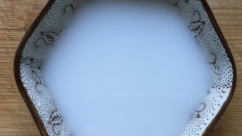糖醋藕丁,在小碗中加入少许淀粉和清水,搅拌均匀成水淀粉备用。