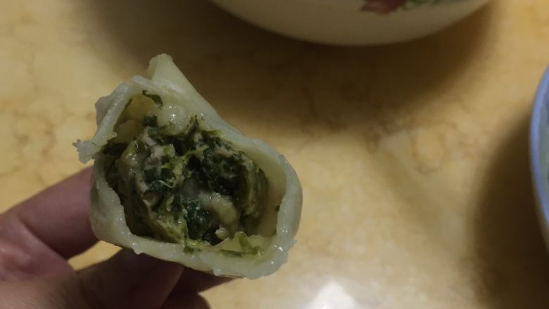 芥菜饺子,芥菜饺子咬开里面的。