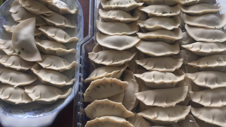 芥菜饺子,我儿子喜欢饺子,我大多包的饺子,放入冰冻,早餐不愁了。