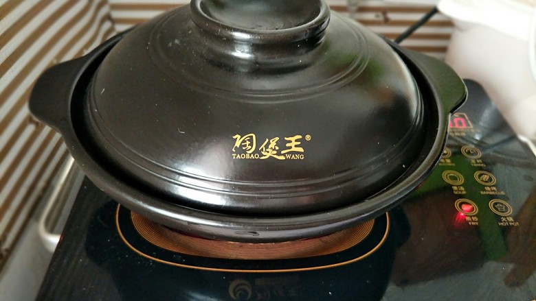 三汁焖锅,盖上盖子,中小火焖10分钟