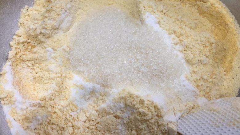 桂花玉米粉重阳糕,将白糖,玉米粉,糯米粉一起搅拌均匀。