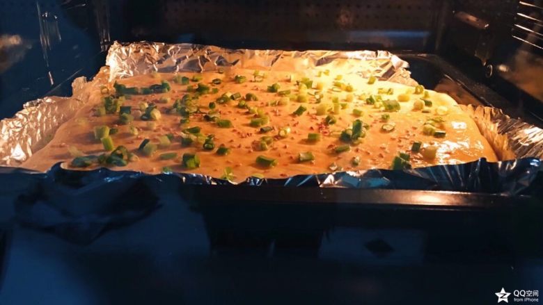 香葱肉松面包卷,预热烤箱5分钟,温度180度。