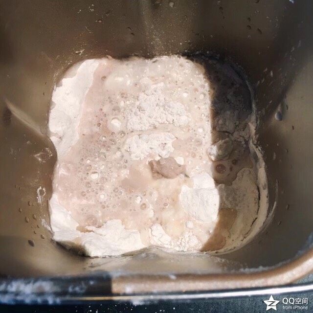 香葱肉松面包卷,面粉,糖,酵母水、混合放入面包机,启动一次搅拌程序。第一次搅拌程序停止后加入软化的黄油,再次启动搅拌程序。(整个过程大概50分钟)