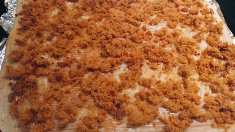 香葱肉松面包卷,撒上肉松(最满足的就是这一步,你可以任性的想撒多少就撒多少)