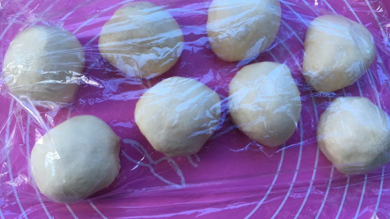#家有烤箱#马斯卡彭炼乳面包,分割成60克左右的8个小面团,盖保鲜膜醒发15分钟