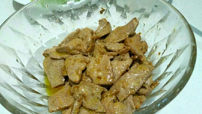 荷兰豆炒猪肝,猪肝炒断生,舀出备用。