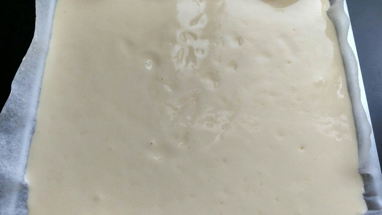 草莓蛋糕卷,将气泡振出后放入预热好的烤箱中层,140度,25分钟。