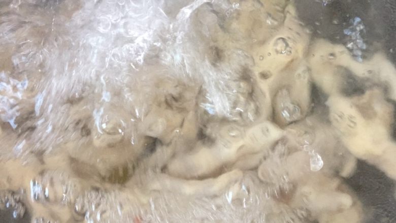 泡椒辣凤爪,起锅倒入漏网里,用冷水冲直到冲到鸡爪没油珠,用冷水泡一个小时,(用冰水泡更好)这样吃起来就很Q弹