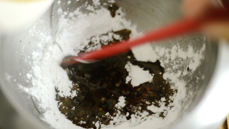两种珍珠+波霸奶茶,将煮开的红糖水冲入木薯淀粉中,用力搅拌。