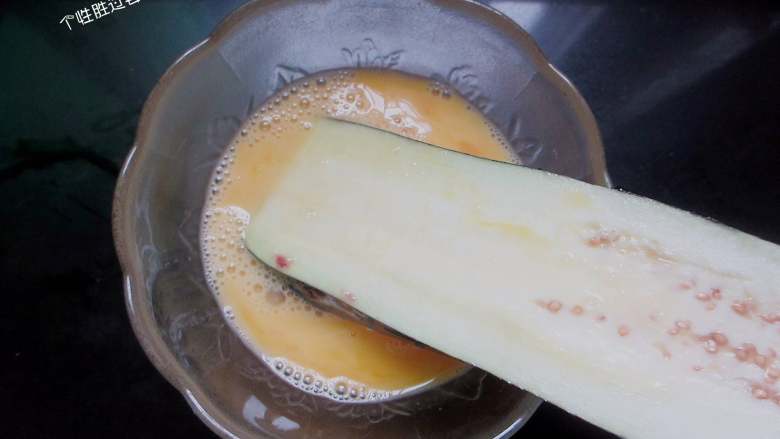 蓝莓茄排,将鸡蛋搅匀成蛋液,茄夹放入蛋液中均匀地裹满蛋液