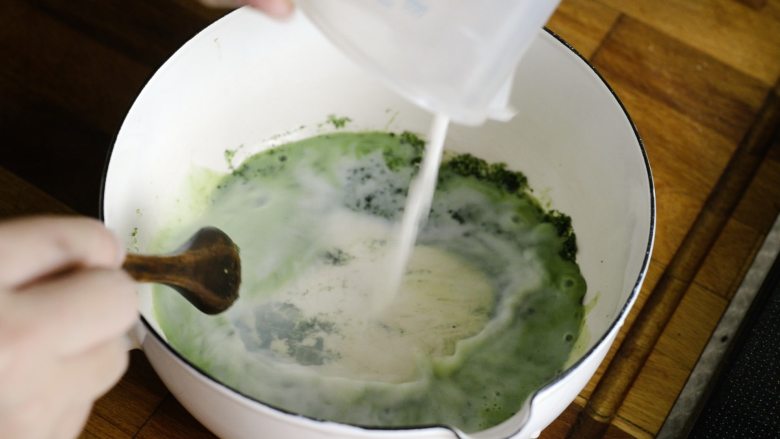 两种珍珠+波霸奶茶,抹茶珍珠的制作:将抹茶粉和糖混合,再倒入少量牛奶搅拌均匀