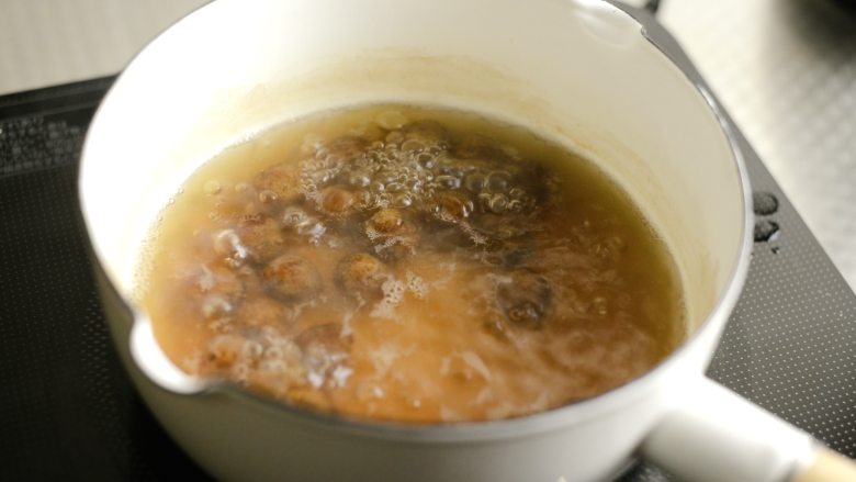两种珍珠+波霸奶茶,煮珍珠圆子:水开以后,放入圆子,中小火煮20分钟。