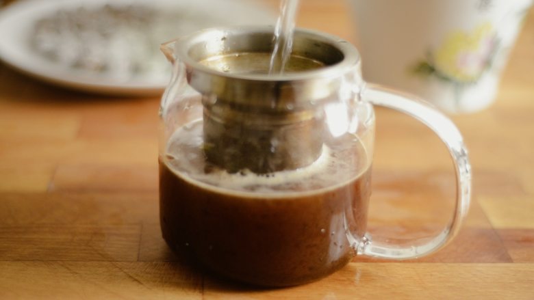 两种珍珠+波霸奶茶,自制奶茶:茶叶用港式奶茶专用的茶粉。煮开的水从高处冲入茶中,让全部茶叶充分受热,闷5分钟。再将茶和浓牛奶按喜好混合~
