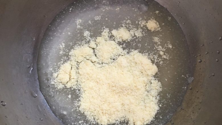 黑芝麻芝士戚风蛋糕
,先放水,油搅拌,然后放芝士粉跟盐下去搅拌!