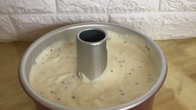 黑芝麻芝士戚风蛋糕
,倒入7寸中空模具!我的模具是学厨的!颜色粉粉的!