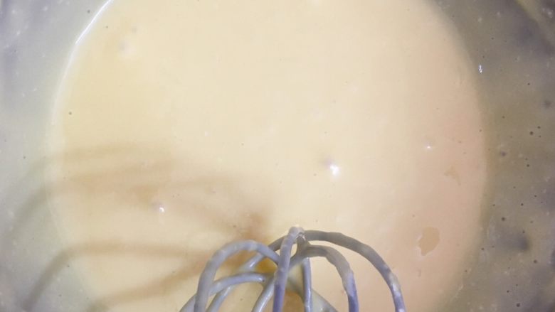 黑芝麻芝士戚风蛋糕
,这个是搅拌好了的状态!然后放进过筛好的低粉,搅拌混合后放进<a style='color:red;display:inline-block;' href='/shicai/ 15'>蛋黄</a>搅拌至均匀即可!