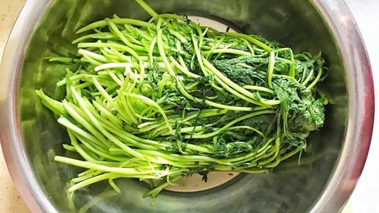 鲜美的茼蒿水饺,锅里加水烧开后,将茼蒿菜放进开水中烫一下,看到菜叶恹恹就可以捞出来,挤干水分,切碎备用