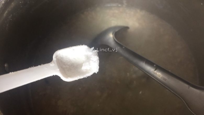 浓汤皮蛋瘦肉粥,加入少许盐,如果加了浓汤宝后够味的话可不再加盐