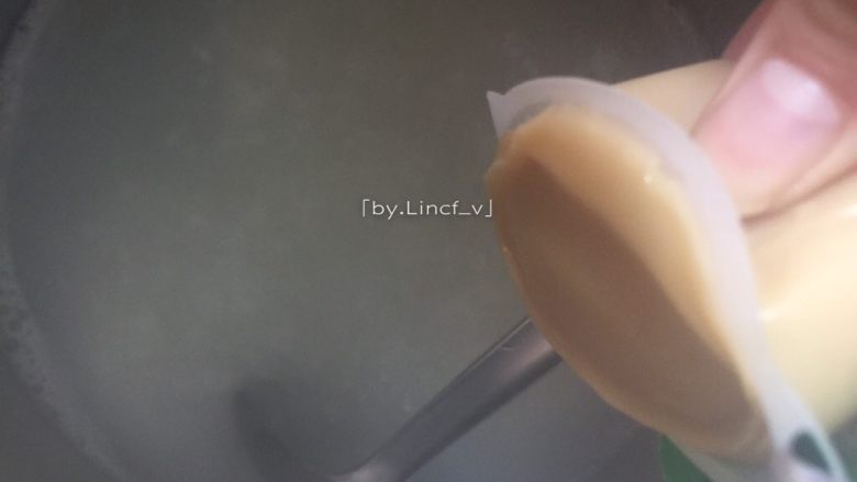 浓汤皮蛋瘦肉粥,待粥煮开至米粒快要开花时加入一块家乐浓汤宝(家乐浓汤宝主要是用猪骨熬制而成,加了浓汤宝相当于用高汤煲制而成),继续煲煮至米粒开花