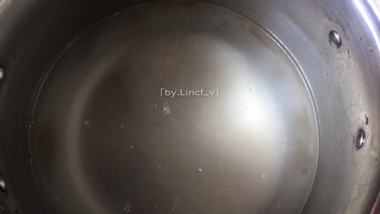 浓汤皮蛋瘦肉粥,先将大米洗净后放入锅中,加入适量清水煮