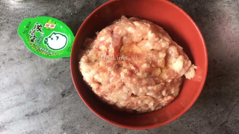浓汤皮蛋瘦肉粥,肉沫放入大碗中,加入适量食用油