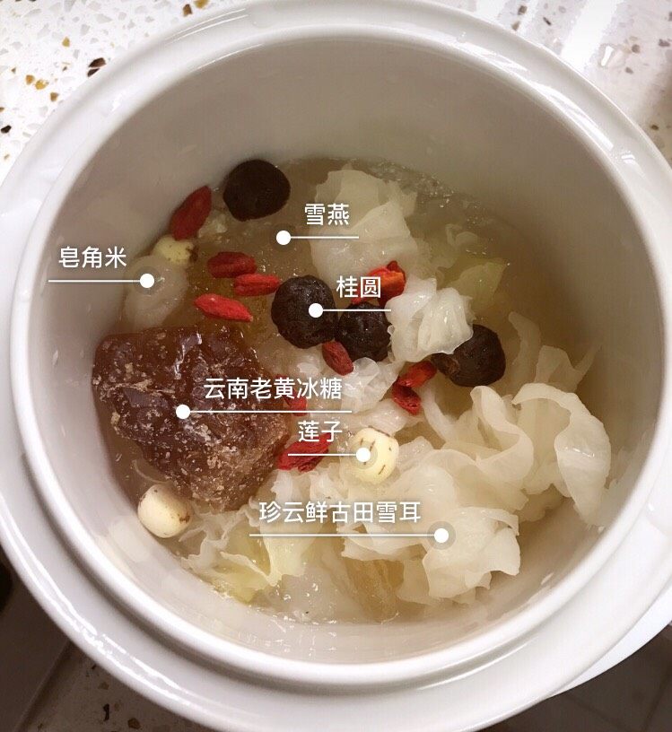 银耳桃胶大枣粥,将图中食材放入沙锅中,倒入凉水大火烧开,转小火熬煮两个小时