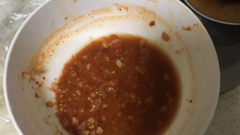 泡菜饼,辣白菜的汤汁,放一些在碗中,一起拌匀