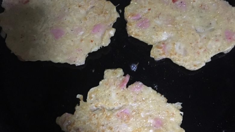 泡菜饼,平底锅刷油,一勺料放入锅中,铺平