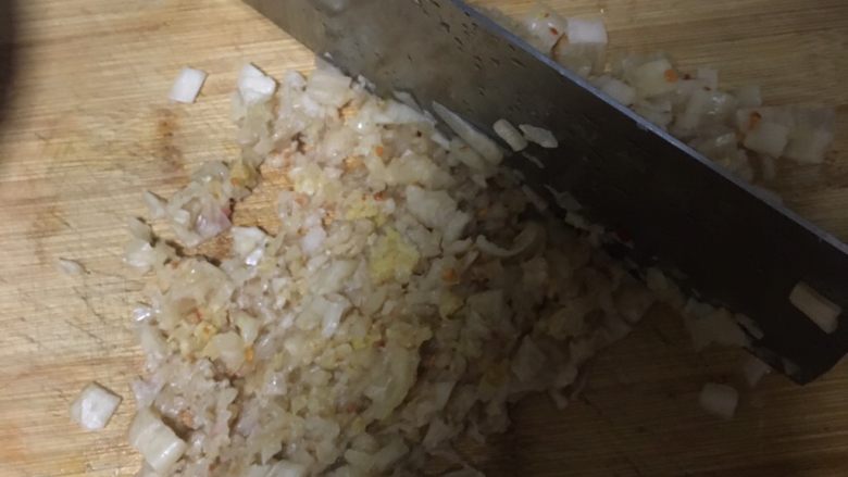 泡菜饼,辣白菜切碎