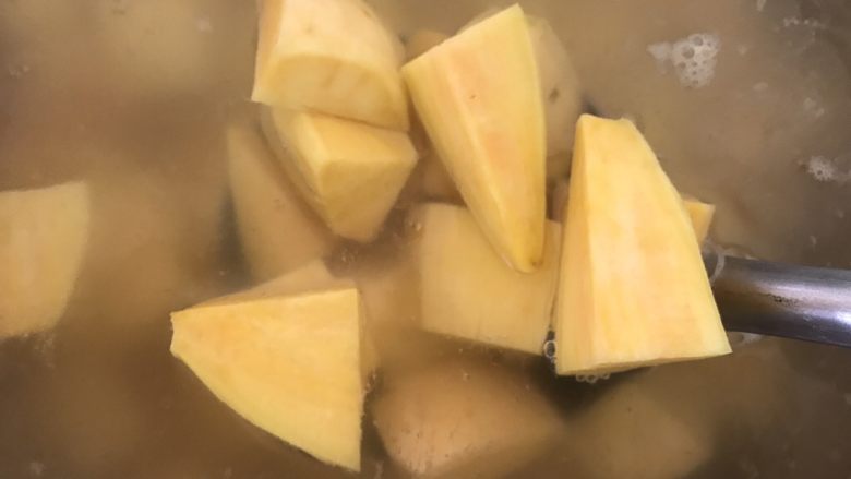 番薯汤圆糖水,锅里放水,煮开后放入番薯。